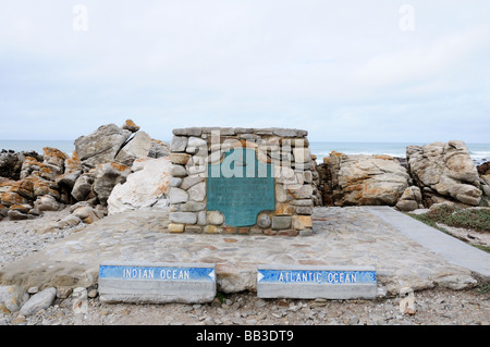 Poin den Atlantik und den Indischen Ozean Kap Agulhas Southernmost Point von Südafrika trifft Stockfoto