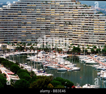 Das riesige Appartementhaus an der Hafen und Marina Baie des Anges Villeneuve Loubet Süd Frankreich EU FR FRA Frankreich Provence Alpes Stockfoto