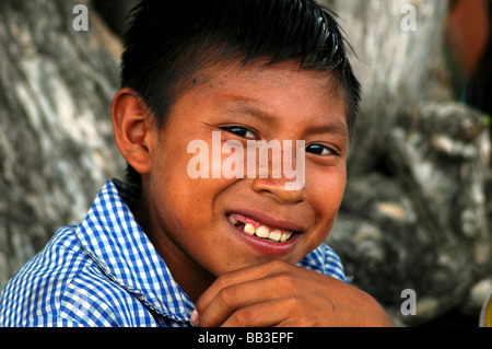 GUYANA. Portrait eines lächelnden südamerikanischen indischen Jungen mit geraden schwarzen Haaren, trägt ein weißes und blaues kariertes Hemd Stockfoto