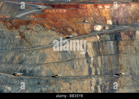 Lastwagen mit gold Lager Rock aus der "Super-Grube" öffnen Sie Schnitt Goldmine in Goldfields Kalgoorlie-Boulder Western Australia. Stockfoto