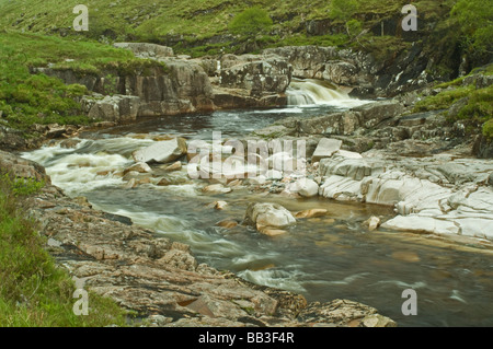 Fluß Etive fließt durch Glen Etive in den schottischen Highlands Stockfoto