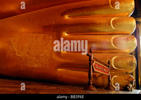 THAILAND, Bangkok. Detail der Füße von der goldenen größten liegenden Buddha-Statue im Wat Pho Tempel Stockfoto