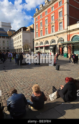 Beobachten der Straßenmusikant Gitarre Covent Garden London UK Stockfoto