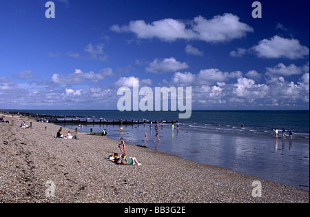 Der Kiesstrand in Portsmouth Südsee mit Menschen drauf Sonnenbaden Stockfoto