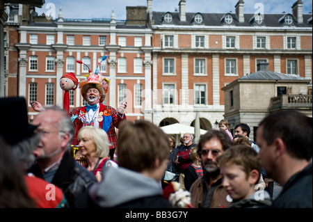 Professor Crump stehen auf Pfählen über der Menge in Covent Garden Piazza in London. Foto von Gordon Scammell Stockfoto