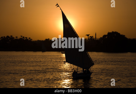 Feluke auf dem Nil bei Luxor bei Sonnenuntergang Stockfoto