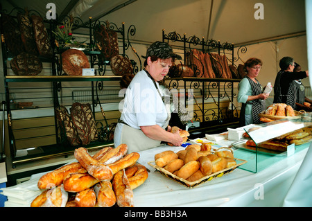 Paris Frankreich, Französischer Kunsthandwerksladen in weiblicher Kauffrau mit französischem Brot bei 'Fete du Pain' 'Bread Festival' Baguettes, Bäckerei Counter frankreich, Stockfoto