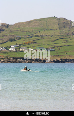 Mann in einem kleinen angetriebenen Boot vor der Küste der Grafschaft Donegal Portnoo, Irland Stockfoto