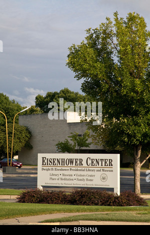 USA, Kansas, Abilene. Das Schild am Eingang der Eisenhower-Center. Stockfoto