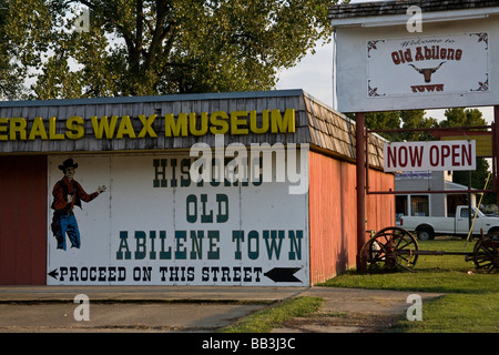 USA, Kansas, Abilene. Eine gemalten Zeichen leitet die Besucher in die historische Altstadt Abilene Stockfoto