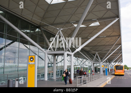 Stansted Airport Ankunft und Abreise eintritt Essex England uk gb Stockfoto