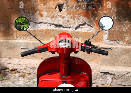 Einzelheiten über eine rote Vespa-Roller in Rom, Italien. Stockfoto