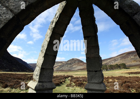 Granitstruktur über der Königin gut am Fuße des Mount Keen in Glen Mark, Angus, Schottland, UK, wo Königin Victoria gestoppt Stockfoto