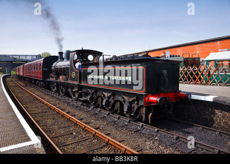 Ein "Dampflokomotive" sitzt am "Weybourne Station" auf der "North Norfolk Railway" bekannt als "The Poppy Line" East Anglia, Großbritannien Stockfoto