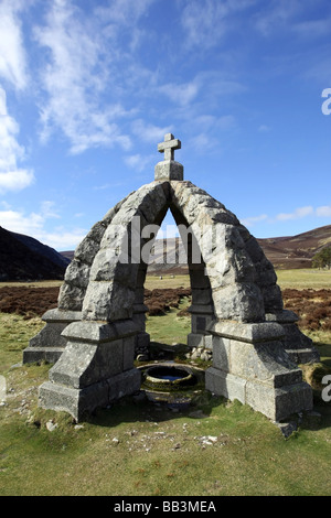 Granitstruktur über der Königin gut am Fuße des Mount Keen in Glen Mark, Angus, Schottland, UK, wo Königin Victoria gestoppt Stockfoto