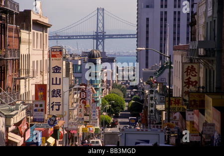 Kalifornien, San Francisco Chinatown mit Blick auf die Oakland Bay Bridge Stockfoto