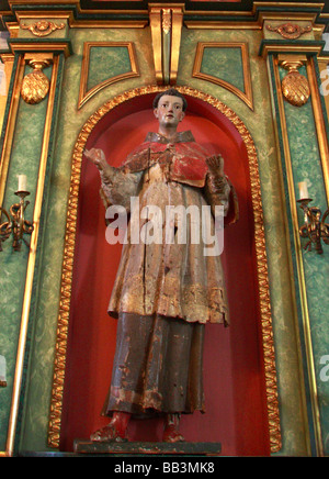 USA, California, Fremont. Geschnitzte religiöse Statue im Inneren Mission San Jose. Stockfoto