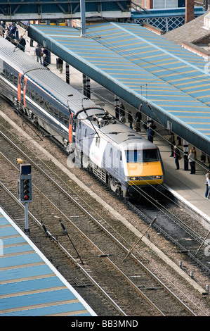 Ariel Blick auf den Bahnhof in Doncaster mit Plattformen, Track und Züge Stockfoto