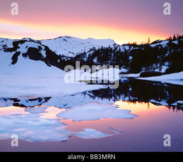 USA, Kalifornien Sierra Nevada Berge. Die High Sierras reflektiert in einem zugefrorenen See. Stockfoto