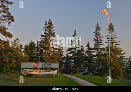 Nordamerika, USA, Maine, Tremont, Bass Harbor.  Coast Guard Zeichen und Ruderboot in der Nähe von Bass Harbor Head Light. Stockfoto