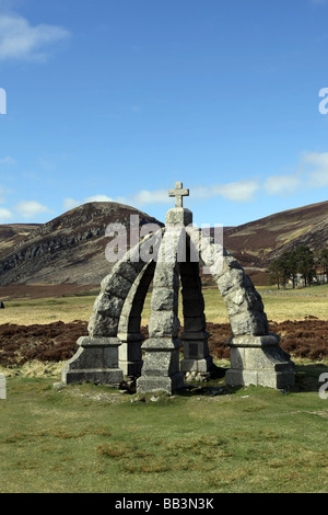 Granitstruktur über der Königin gut am Fuße des Mount Keen in Glen Mark, Angus, Schottland, UK, wo Königin Victoria gestoppt Stockfoto