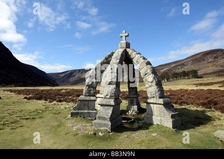 Granitstruktur über der Königin gut am Fuße des Mount Keen in Glen Mark, Angus, Schottland, UK, wo Königin Victoria gestoppt Stockfoto