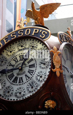 Jessops Uhr abgeschlossen im Jahre 1907, die sagt, die Zeit im Prinzip Standorten auf der ganzen Welt in Horton Plaza San Diego usa Stockfoto