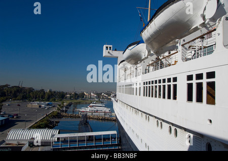 Long Beach, California Queen Mary. Eines der größten Passagierschiffe gebaut, jetzt dauerhaft festgemachten in Long Beach Harbor Stockfoto