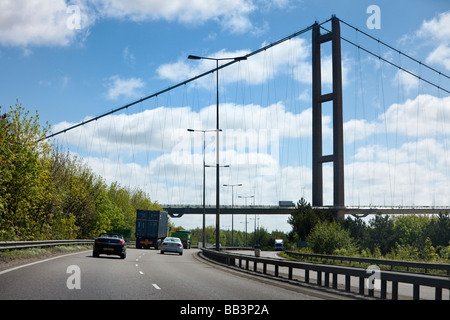 Fahren auf der Autobahn A63 Route Ost in Richtung Hull England UK mit der Nordseite des Humber-Hängebrücke im Blick