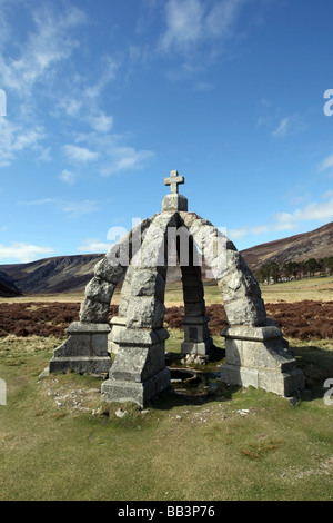 Granitstruktur über der Königin gut am Fuße des Mount Keen in Glen Mark, Angus, Schottland, UK, wo Königin Victoria gestoppt Stockfoto