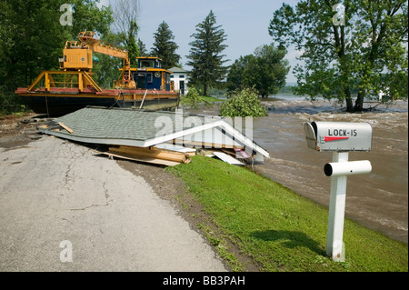 Hochwasser am Mohawk River beschädigen Erie-Kanal Kanal Lastkahn Sperre 15 Juni 2006 Fort Plain New York Stockfoto