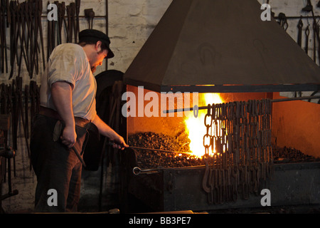 Schmied bei der Arbeit Stockfoto