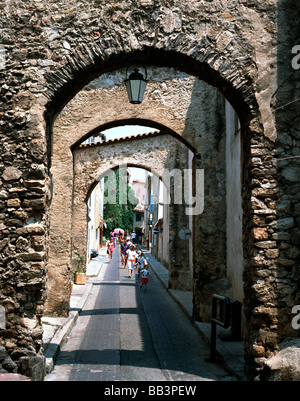 Alten Teil des Dorfes mit kleinen Straße Saint Tropez Süden von Frankreich EU FR FRA Frankreich Provence Alpes Côte d Azur Var Stockfoto