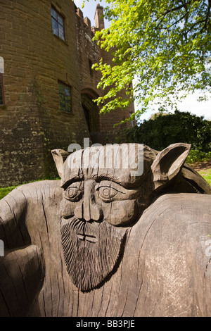 UK Gloucestershire Forest of Dean Saint Briavels geschnitzten hölzernen Sitz außerhalb der Burg Stockfoto