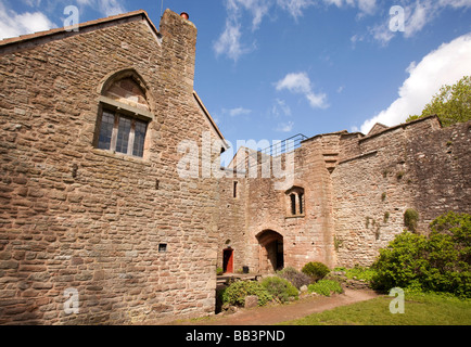 UK Gloucestershire Wald von Dean St. Briavels Schloß Jugendherberge Tabellen im Torhaus Hof Stockfoto