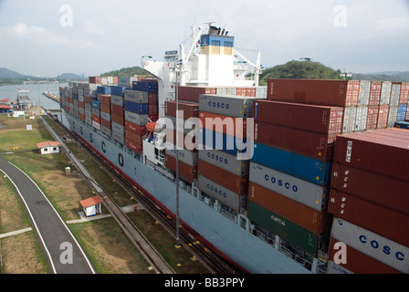 Ein Panamax-Schiff hat etwa 2 Fuß manövrieren Zimmer wenn es Miraflores-Schleuse auf den Panama-Kanal durchläuft Stockfoto