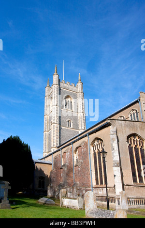 Die Kirche von Str. Mary Dedham an einem hellen Frühlingstag in Essex Stockfoto