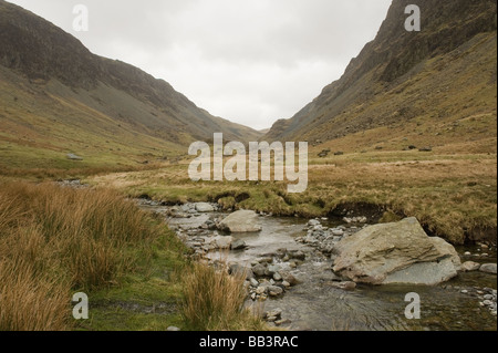 Gebirgsbach laufen entlang der Fahrbahn Honister Pass im Lake District, in der Nähe von Buttermere. Stockfoto