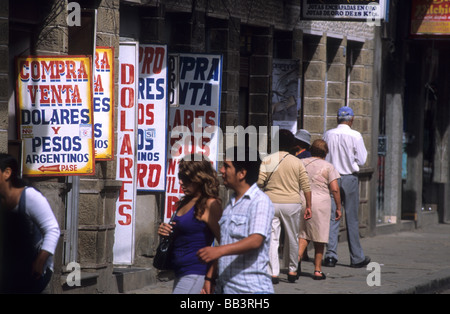 Belebten Straße voller Geldwechsler Ladenschilder, Tarija, Bolivien Stockfoto