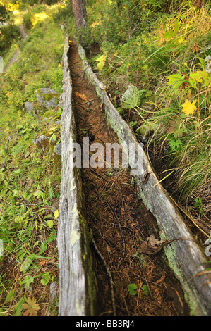 Bestandteil einer stillgelegten Schweizer Berg-Bewässerungs-System - einen hölzernen Trog genannt ein Bisse Stockfoto