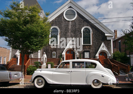 Nordamerika, USA, Massachusetts, Nantucket.  Einem weißen Oldtimer außerhalb ein geschichtetes Kirche Stockfoto