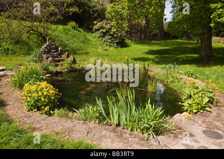 UK Gloucestershire Forest of Dean Saint Briavels Teich im ehemaligen Burggraben Gemeinschaft Schlossgarten Stockfoto