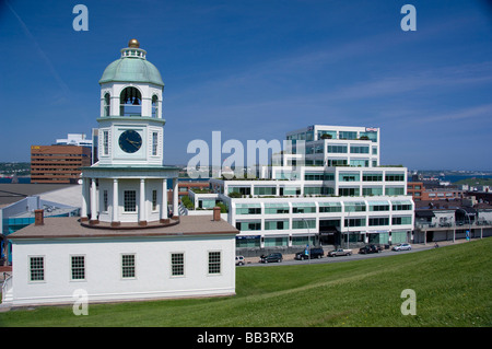 Kanada, Nova Scotia Halifax. Old Town Clock, Wahrzeichen der Stadt befindet sich auf dem Zitadellenhügel mit Blick auf das Hafengebiet von Halifax. Stockfoto