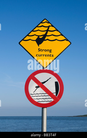 Anzeichen auf einen Badeplatz an Schären, North County Dublin, Irland, Warnung vor Gefahr von starken Strömungen und kein Tauchen Stockfoto