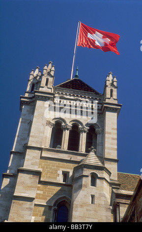 Schweizer Flagge am North Tower von St Peters Kathedrale in Genf Schweiz Stockfoto