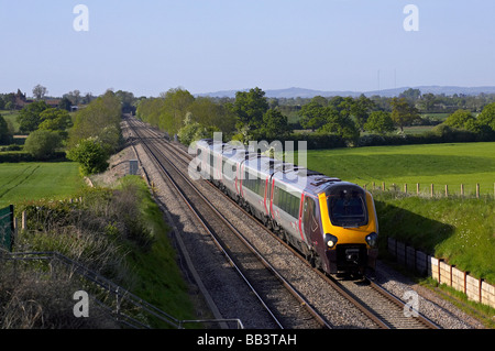 Arriva Cross Country Voyager Zug durch die Worcestershire-Landschaft am Bridicot vorbei. Stockfoto