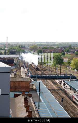 Ariel Blick auf den Bahnhof in Doncaster mit Plattformen, Track und Züge Stockfoto