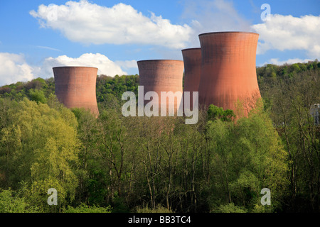 Kühltürme unter den Bäumen, Buildwas Power Station, abgerissen Dezember 2019. Stockfoto