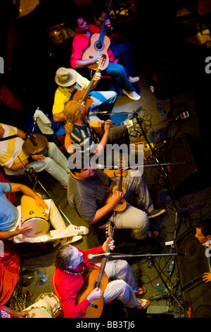 Moacyr Luz traditionelle Samba-Band im Rio Scenarium Club im Stadtteil Lapa, Rio De Janeiro, Brasilien. Stockfoto