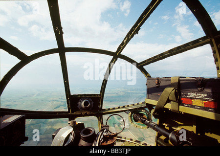 B-25 Miss Mitchell zeigt die Nase des Flugzeugs von der Bombardier-Navigator-position Stockfoto